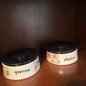 Lote siguiente: Set de 2 Salseras de Cerámica para Queso y Dulce con Tapa