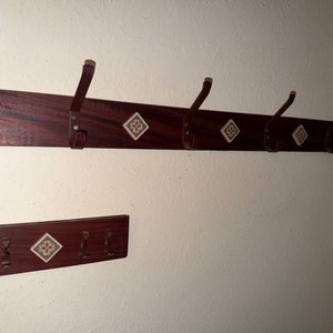 Juego de 2 Gancheras de Pared de Madera con Azulejos Decorativos - imagen 1