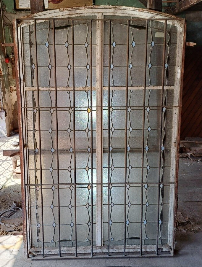 Ventana de hierro con vitrales decorados - imagen 2