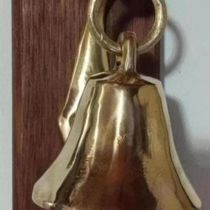 Lote siguiente: Campana de Bronce Macizo con Soporte y Base de Madera