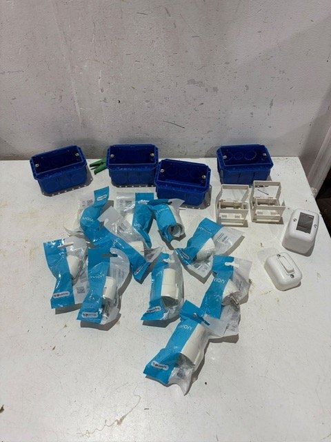Fichas Macho y Hembra Schuko Sin Uso y Cajas Eléctricas