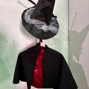Disfraz de Bruja: Capa Negra y Gorro con Cinta Plateada - imagen 4