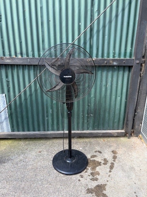 Ventilador de Pie PARAFLEX Negro Funcionando