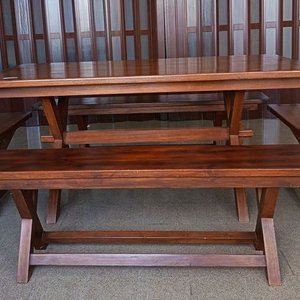 Lote siguiente: Juego de Comedor Rústico Madera Maciza: Mesa Rectangular con 2 Bancos y 2 Sillas