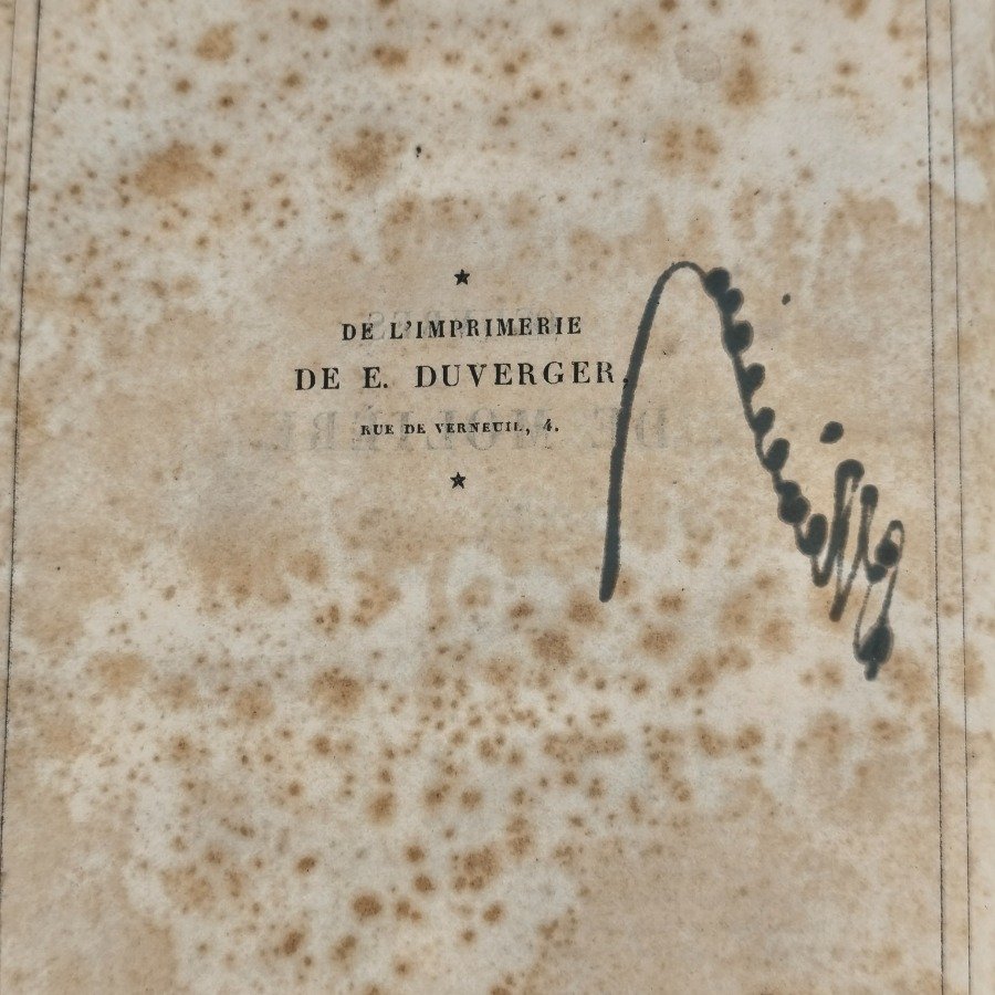 Libros antiguos y modernos, con detalles de estilo y materiales - imagen 20