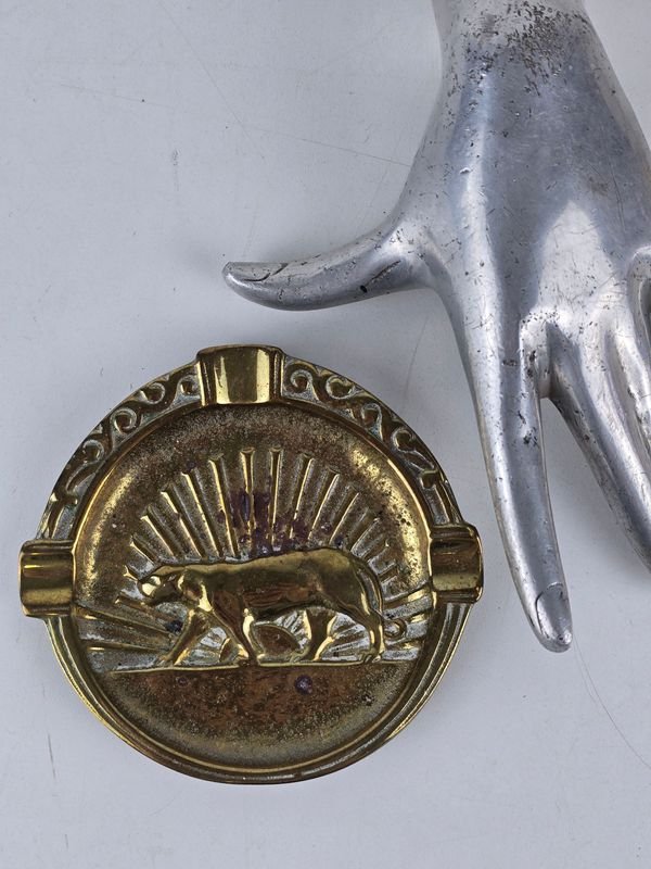 Cenicero de Bronce con Diseño de Puma Estilizado