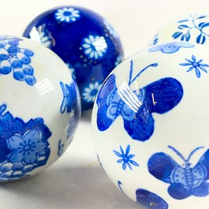 Set de 7 Bolas Decorativas de Porcelana Blanca y Azul con Diseños Florales y Mariposas - imagen 4