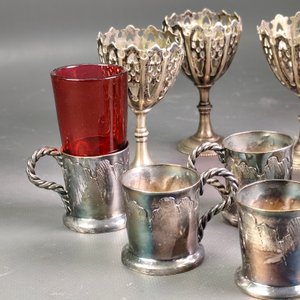 Lote de 9 piezas: Copitas metálicas caladas y shots de cristal ruby con soportes - imagen 5