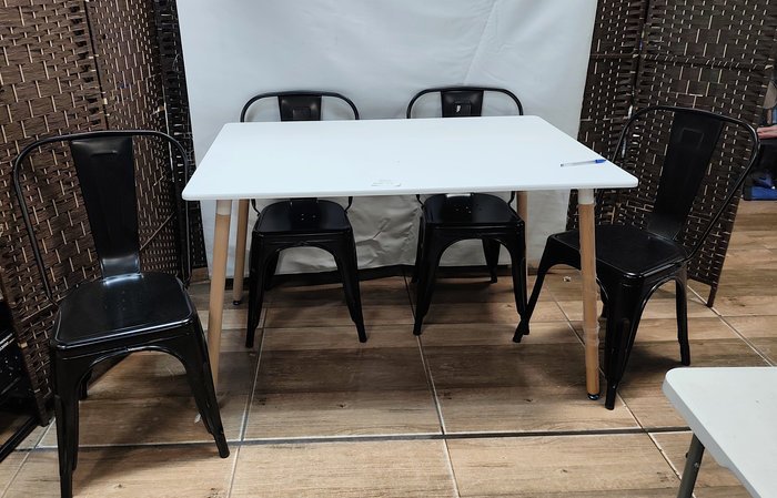 Mesa Eames Blanca con Sillas Tólix Alto - imagen 1