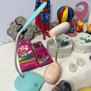 Lote Variado: Juguetes, Veladoras, Reloj, Tazas y Más - imagen 15