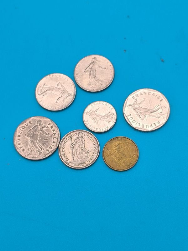 Monedas de plata y oro en buen estado