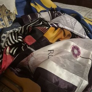 Caja con Pañuelos y Pañoletas de Seda de Diversas Regiones - imagen 3