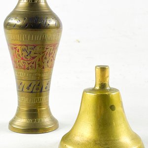 Dos piezas en bronce, campanilla de 7 cm y florero de 15 cm - imagen 3