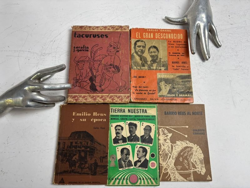 Colección de libros antiguos con contenido histórico - imagen 2