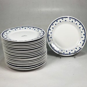 Lote anterior: Veinte Platos de Porcelana China Blanca con Diseño de Mariposas y Guarda Azul