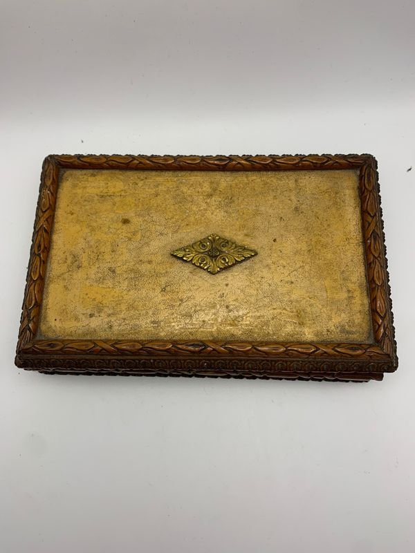 Lote anterior: Antigua caja de madera con detalles decorativos