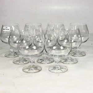 Lote siguiente: Juego de 9 Copas de Cristal Hialino con Vástago Tallado