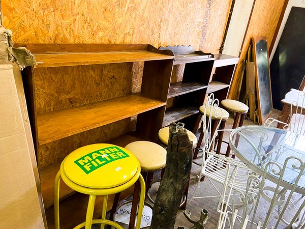 Estantería de madera y banquetas altas