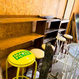 Lote siguiente: Estantería de madera y banquetas altas