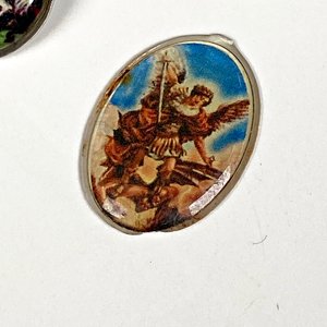 Lote de Doce Medallitas Religiosas con Broche - imagen 4