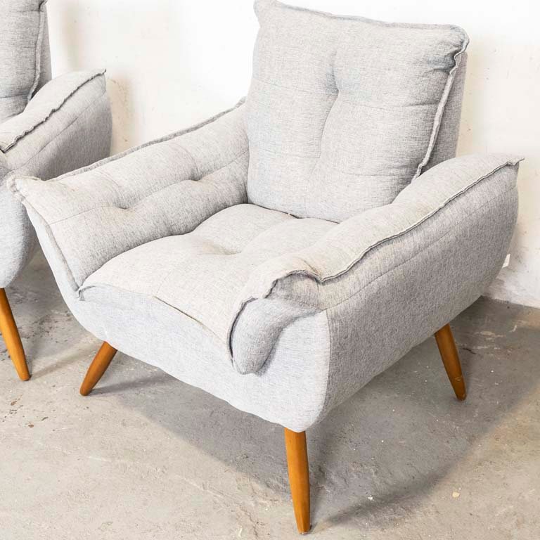 Sillones estilo nórdicos tapizados en tela gris capitonada - imagen 3