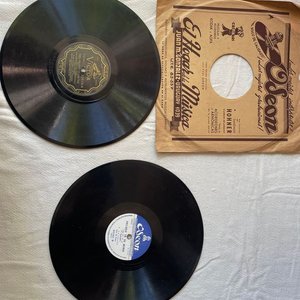 Lote siguiente: Lote de Discos de Vinilo Antiguos: Victor, Decca y Sonora