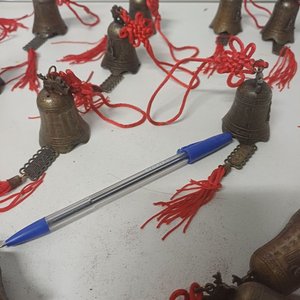 48 Campanitas Metálicas Decorativas con Cordón Rojo - imagen 4