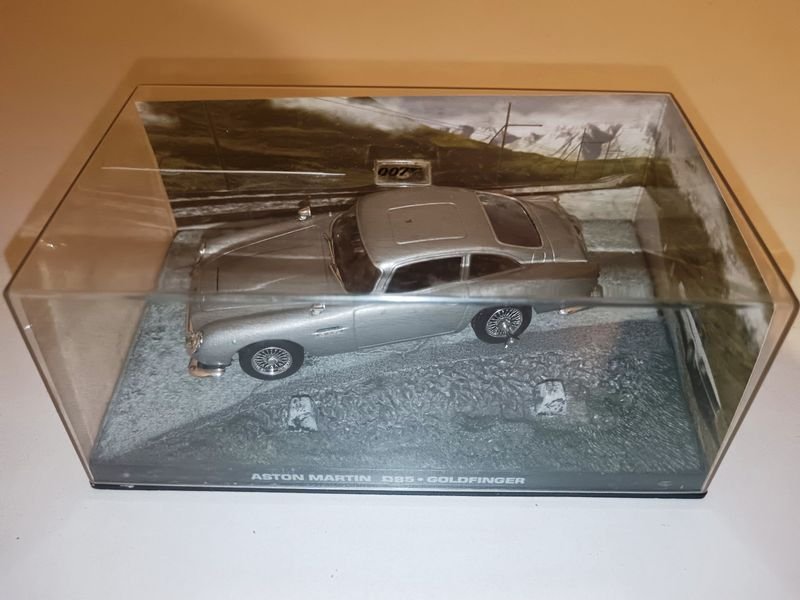 Lote anterior: Replica de coche espía Aston Martin DB5 'Goldfinger' en escala