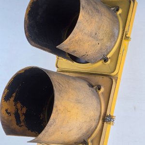Estructura de Semáforo de Tres Luces Amarillo - imagen 3