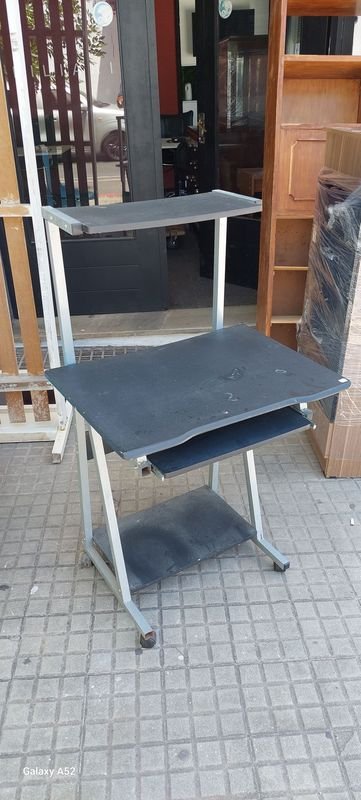 Lote siguiente: Escritorio con alzada de metal negro