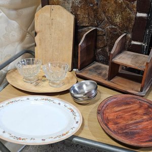 Lote siguiente: Repisa de Madera y Set de Vajilla Vintage