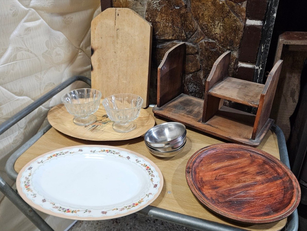 Repisa de Madera y Set de Vajilla Vintage