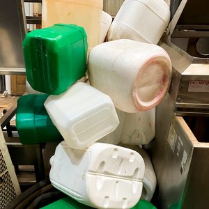 Lote de 23 Bidones Plásticos Blancos y Verdes - imagen 3