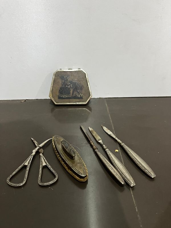 Set de manicura antiguo con herramientas de cuidado personal - imagen 5