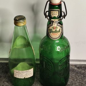 Dos Botellas Importadas Verdes Perrier y Grolsch con Tapas Originales - imagen 4
