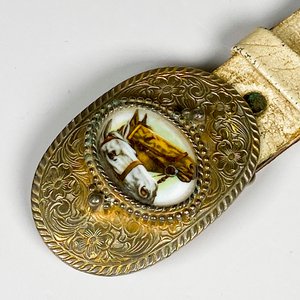 Hebilla de Metal Cincelada con Detalle de Porcelana y Caballos - imagen 3