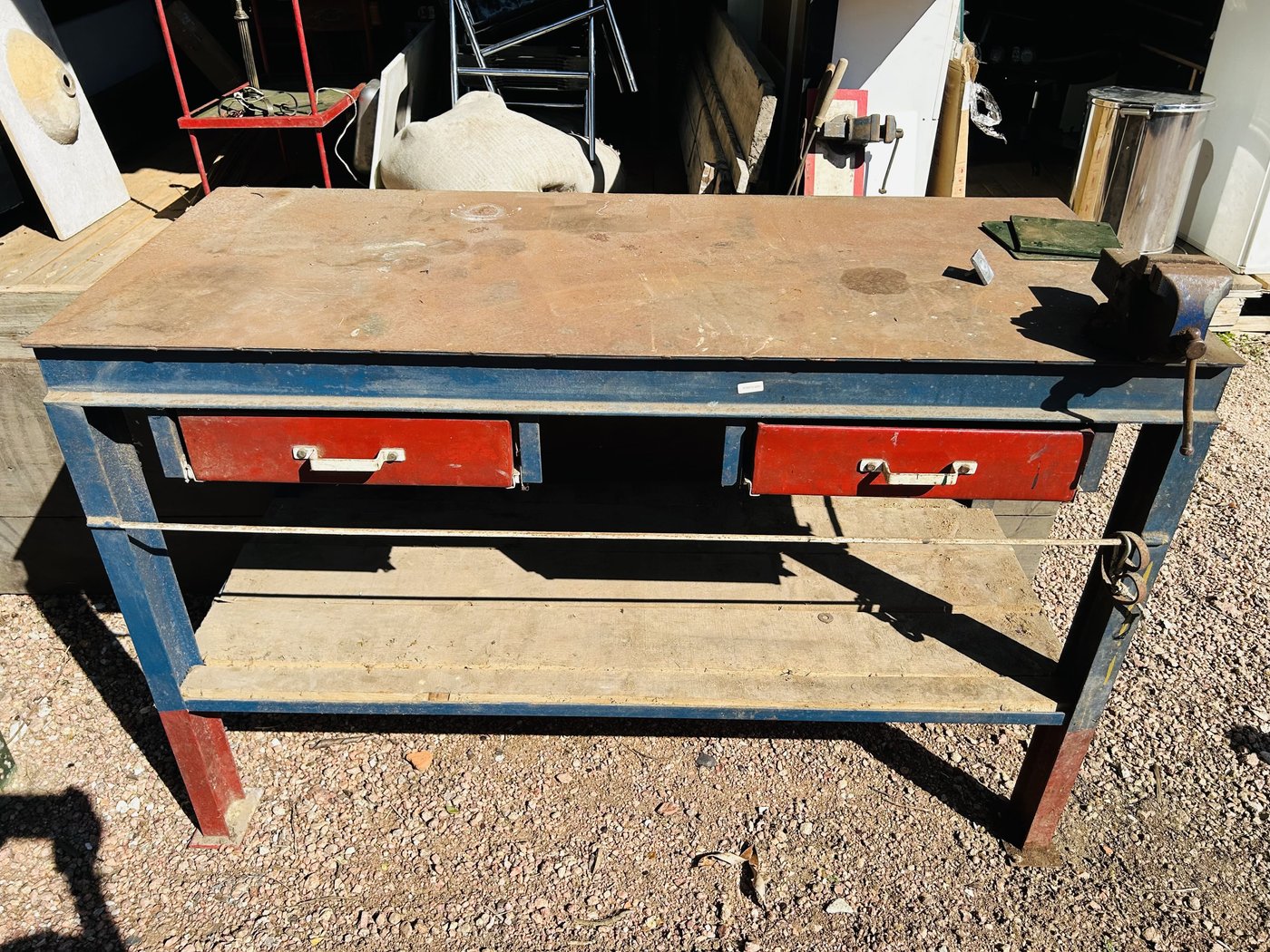 Lote #071 – Mesa de trabajo dos cajones con morsa – 140x62x92cm