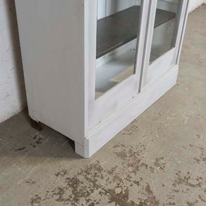 Vitrina Gris de Dos Puertas de Vidrio con Detalles y Averías - imagen 2