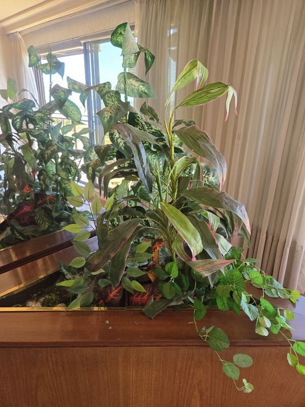 Jardinera esquinera con plantas artificiales y recipientes en hojalata y bronce - imagen 4