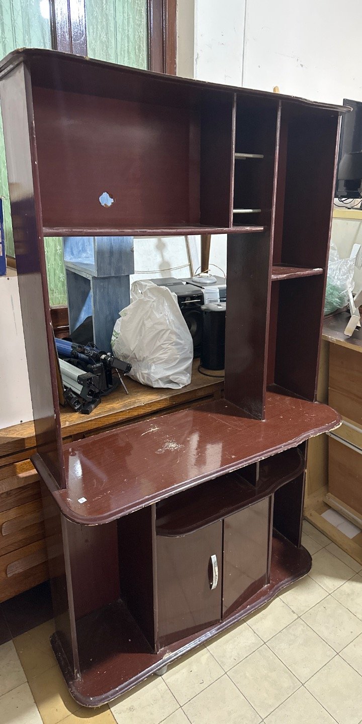 Lote siguiente: Estantería de Madera con Multiple Estantes