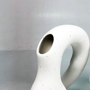 Tres Floreros Esculturales Blancos de Cerámica - imagen 4
