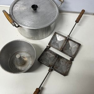 Olla de Aluminio con Tapa, Budinera y Sandwichera Antigua - imagen 5