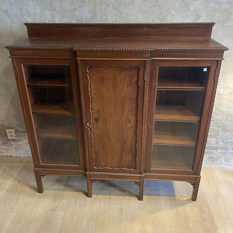 Lote siguiente: Biblioteca inglesa en cedro de Caviglia con puertas y estantes - Medidas: 138x35x136cm