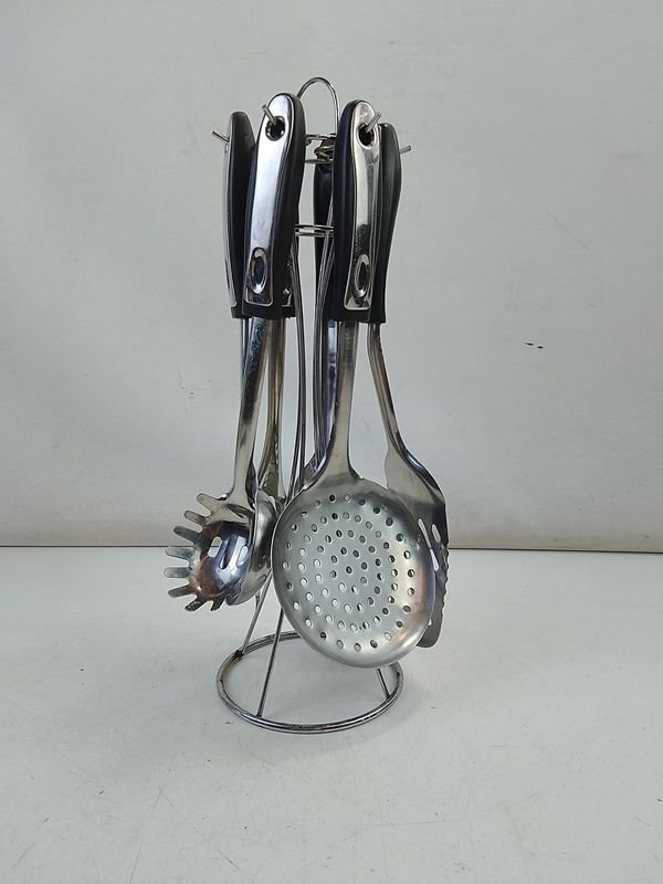 Set de 7 Utensilios de Cocina Metálicos con Soporte Cromado