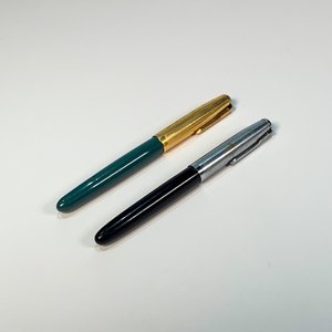 Dos Plumas Fuente Parker: Una Verde y Dorada, Otra Negra y Plateada - imagen 1