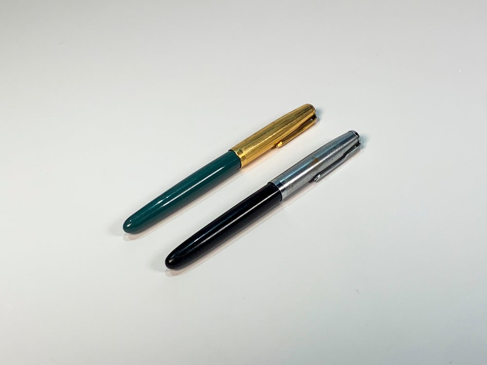 Dos Plumas Fuente Parker: Una Verde y Dorada, Otra Negra y Plateada