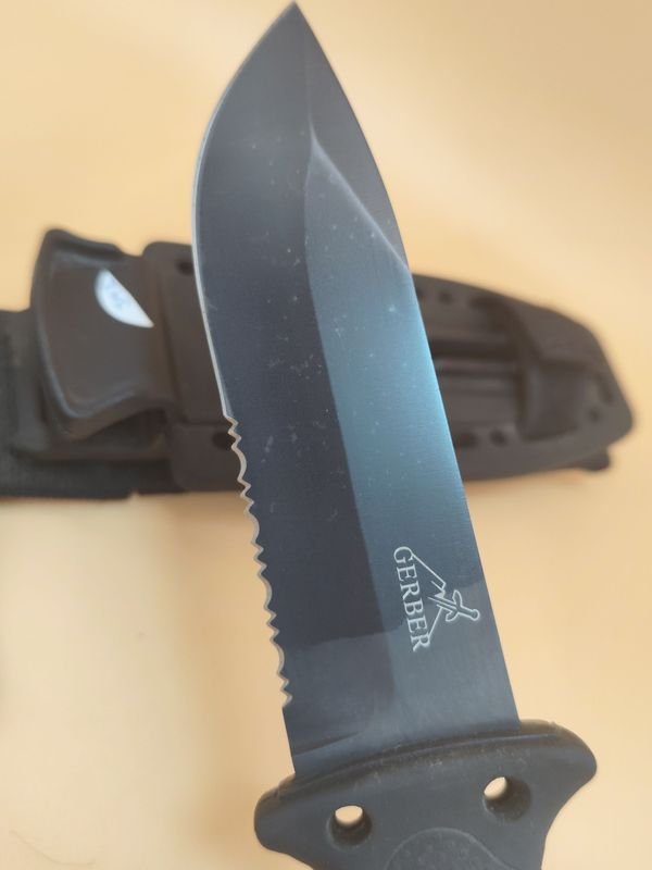 Cuchillo táctico Gerber con funda rígida y sistema de fijación - imagen 4