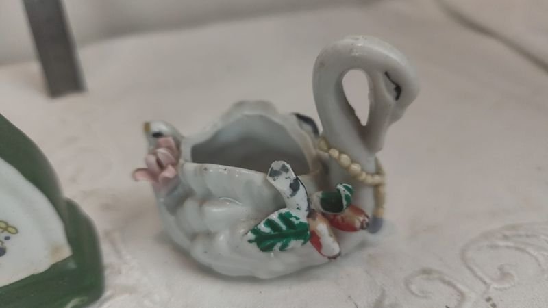 Relojes de porcelana con detalles florales y figura de cisne - imagen 2