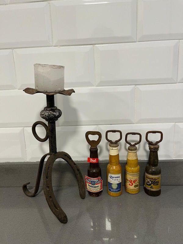 Candelabro de Hierro con Herradura y Destapadores de Botella