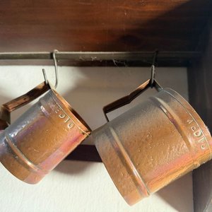 Repisa de Madera con Ganchos, 2 Jarras y 4 Tazas de Cobre - imagen 4